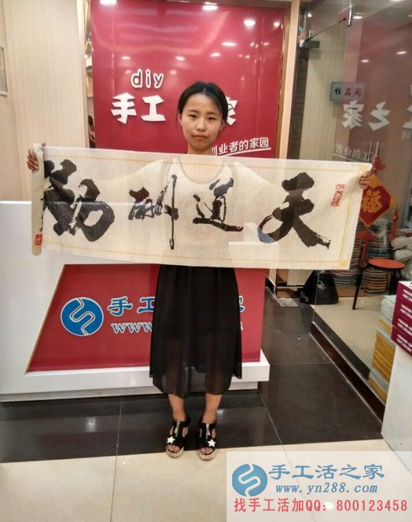 在家做手工活赚钱，河南开封宝妈郭女士带孩子来手工活之家交货(图1)