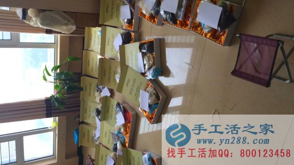 工作人员将图纸整理好放入礼盒中