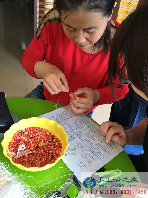 闫女士认真学习串珠绣