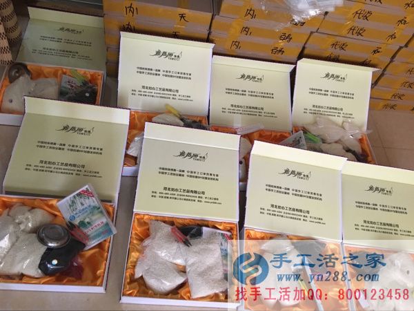 手工活之家外发加工产品串珠绣礼盒内部的特写镜头