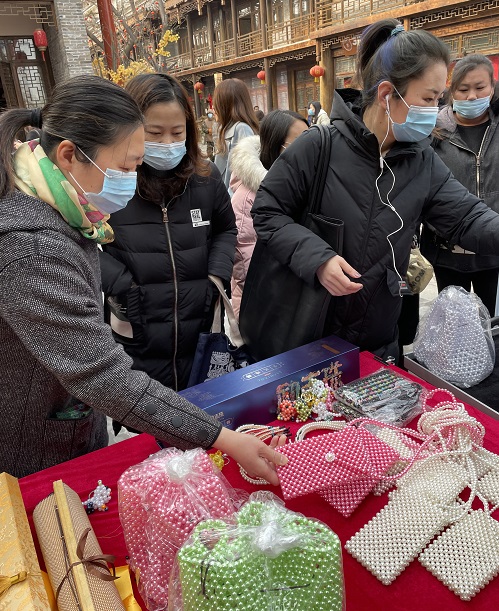 祝福三·八妇女节，励志珠珠绣添风采！------记手工之家参加“幸福丛台、巾帼添彩”手工艺品展