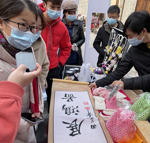 祝福三·八妇女节，励志珠珠绣添风采！------记手工之家参加“幸福丛台、巾帼添彩”手工艺品展