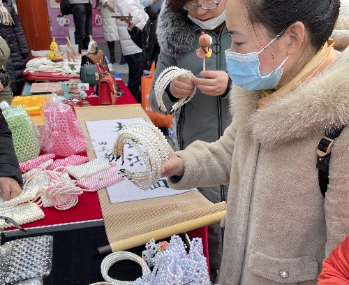 祝福三·八妇女节，励志珠珠绣添风采！------记手工之家参加“幸福丛台、巾帼添彩”手工艺品展