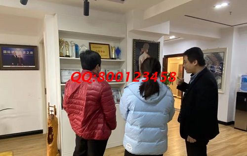 2月24日，在家做手工加工活，手工之家的珠绣串珠外发手工活，是在家手工活，图为手工之家接待考察合作加工客户剪影