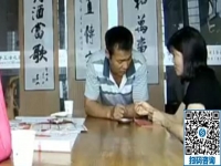 李先生来手工之家现场练习珠绣针法，耐心认真的态度值得佩服